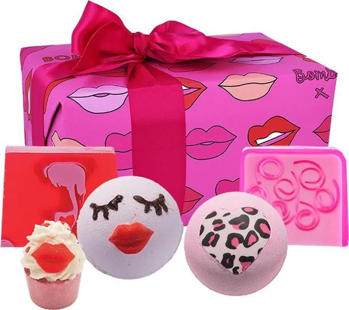 Bomb Cosmetics Enhancers Bomb Cosmetics Lip Sync Gift Pack kado doos met bad zeep en verzorgingsproducten